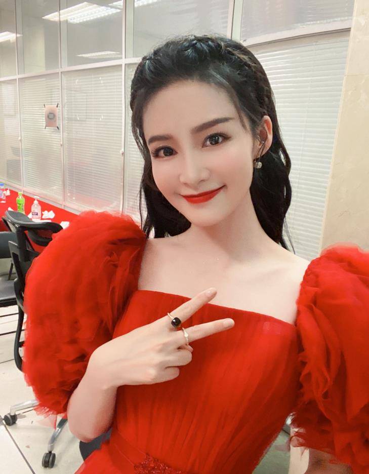 前几天,李沁和金晨杨幂一起同框了,在《春晚进行时》的节目中.