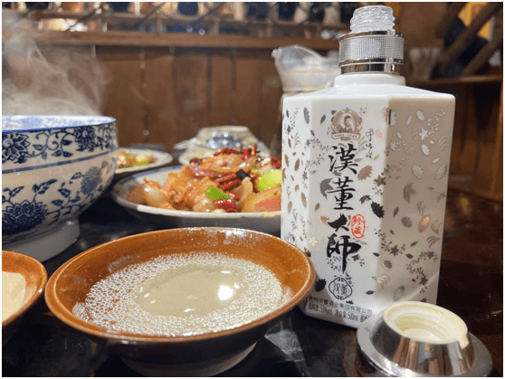 河南烧烤摊3人吃夜宵,喝4瓶茅台,临走前砸烂瓶口,网友:解气