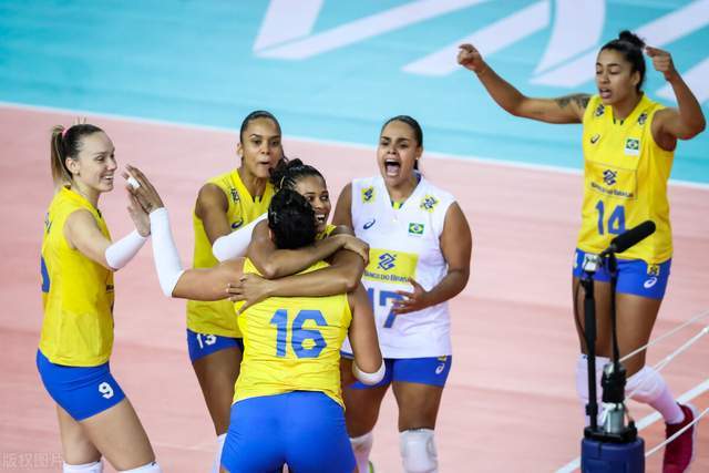 巴西女排主攻重伤,因发球姿势独特,被中国球迷熟知_阿曼达_加比_膝盖