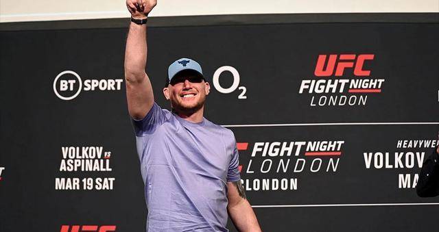 很长一段时间以来,英国ufc名将达伦·蒂尔的名字一直伴随着奇马耶夫的