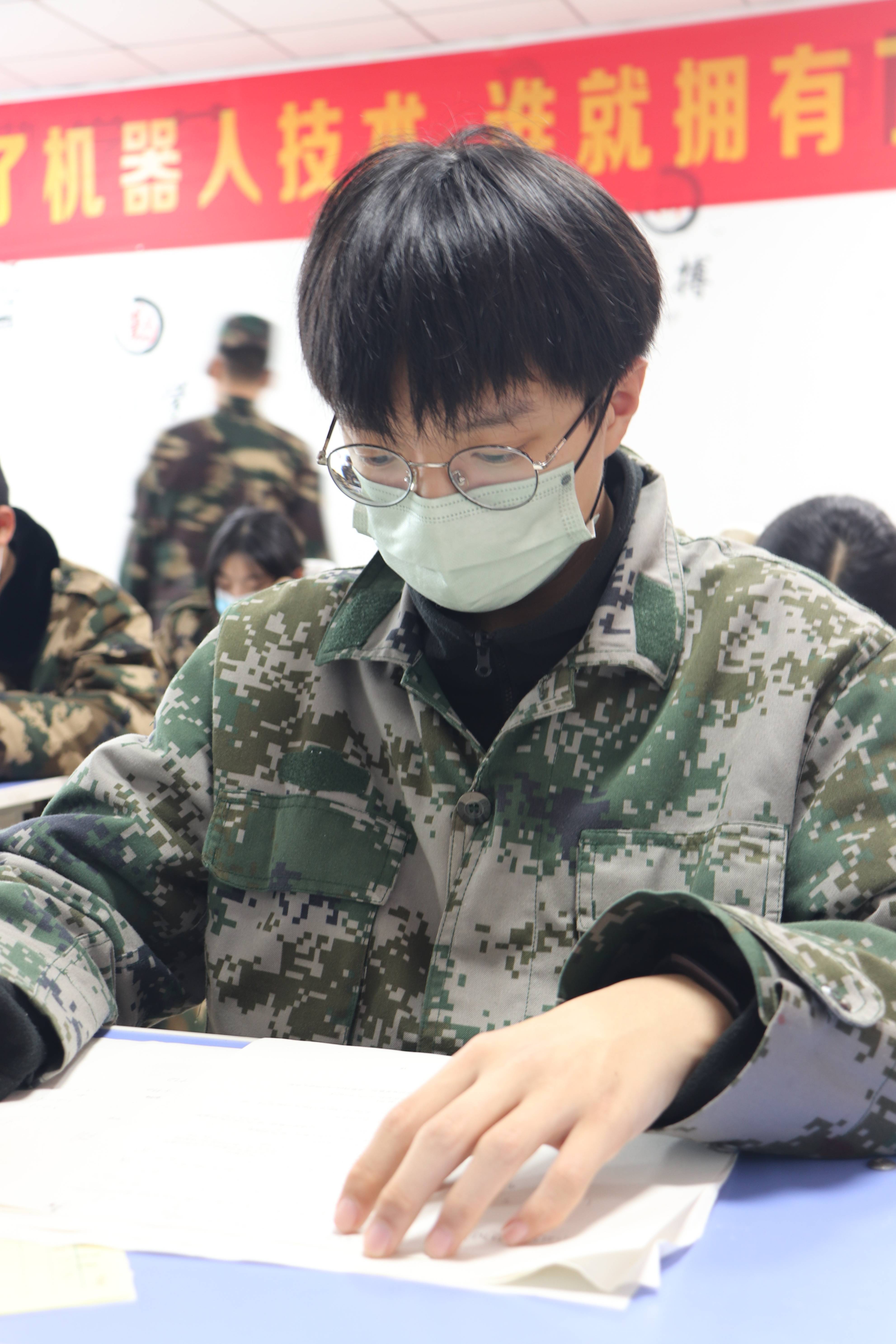 涂完后左手按着个题敲定的选项右手按着答题卡题号逐一验证一遍