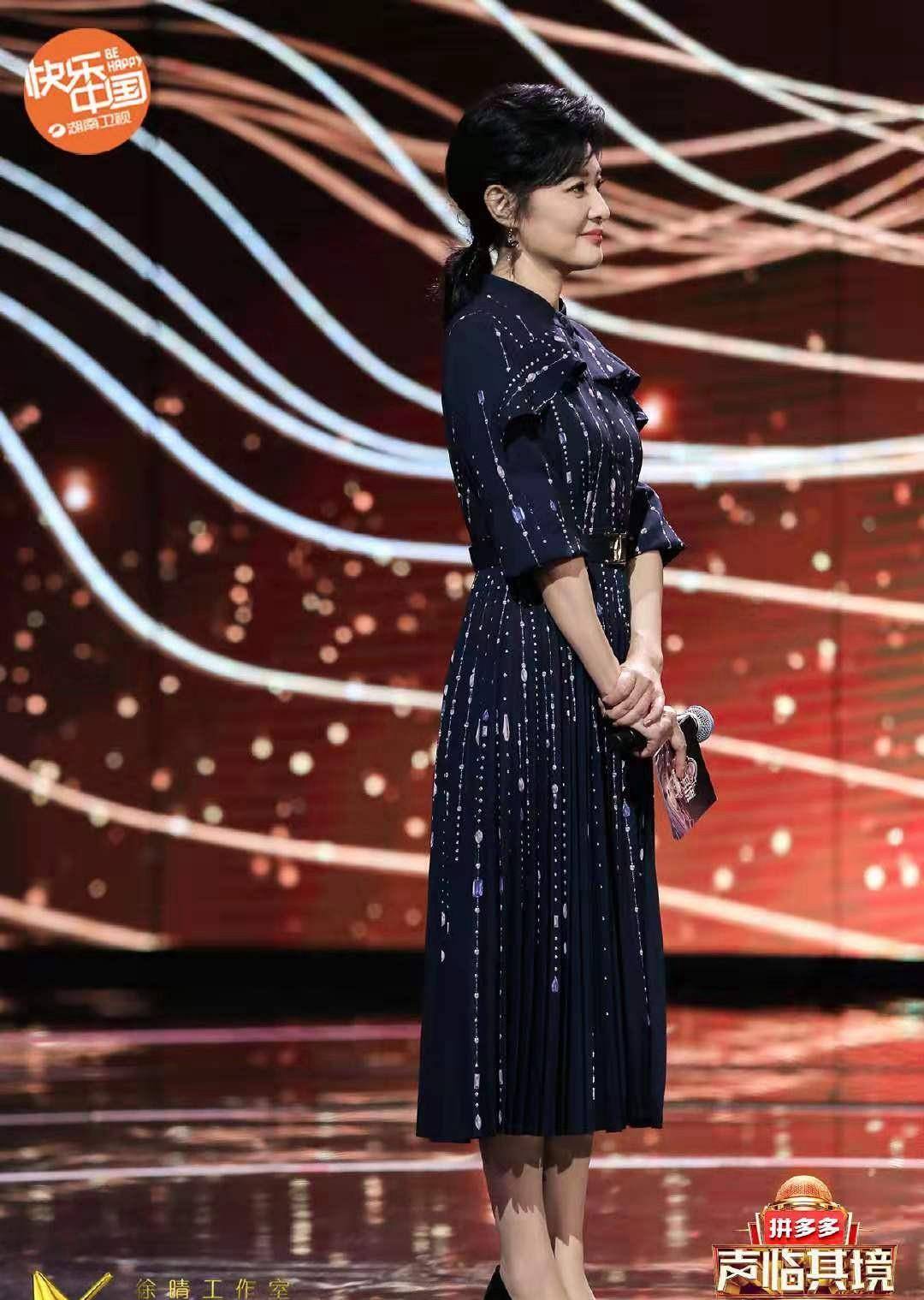 原创周涛主持声临其境穿搭亮眼一袭深色长裙好优雅51了依旧美