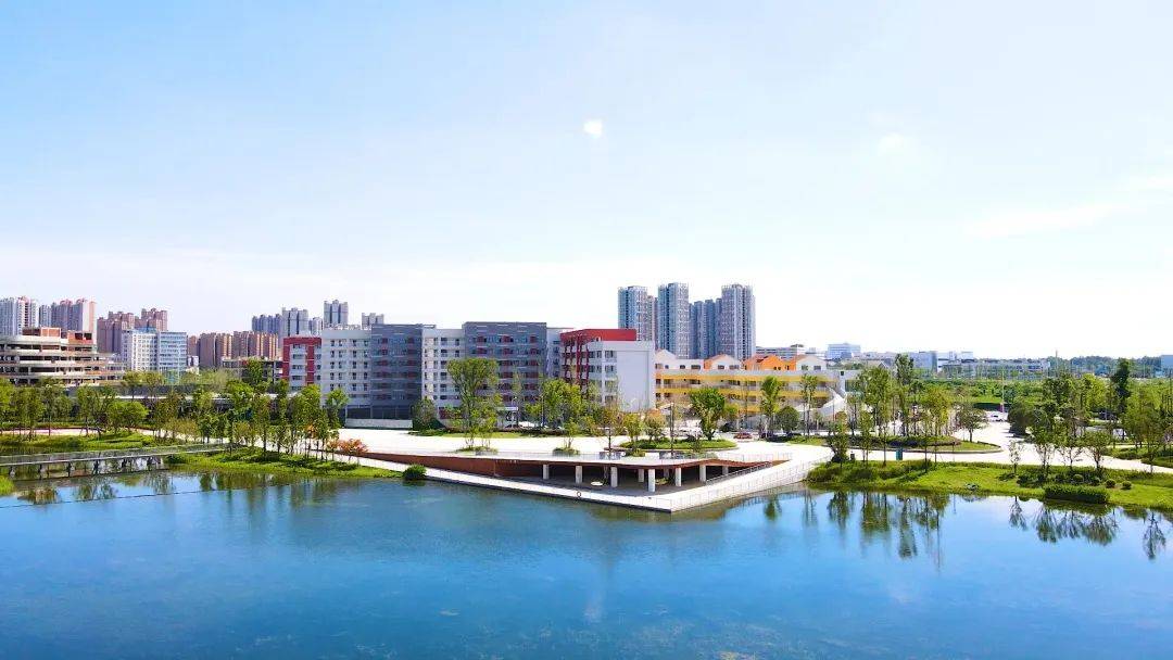 生態園裡有蔬菜種植園,鮮果採摘園,萌寵動物園,盆景藝術園,湖景垂釣園