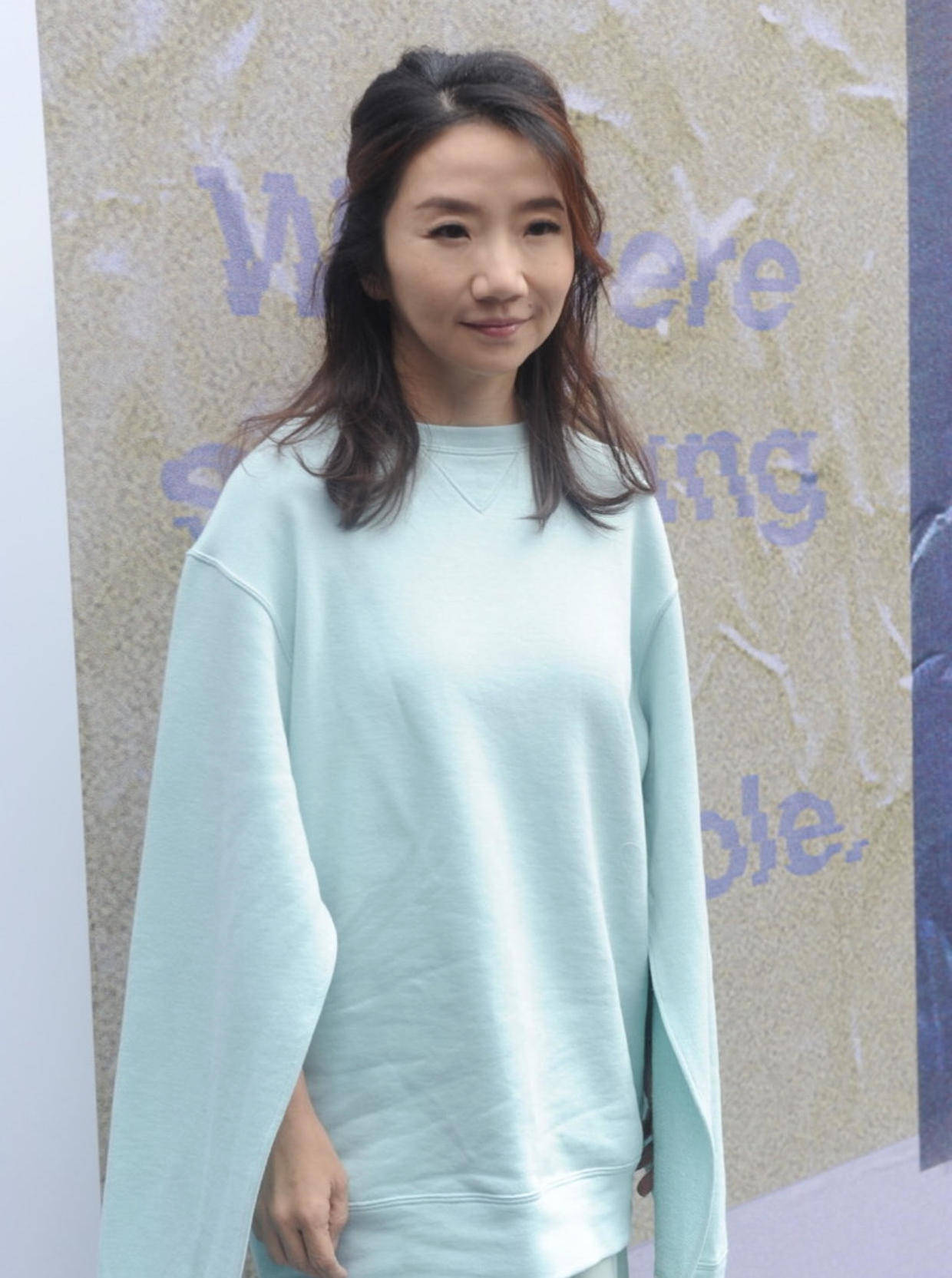 陶晶莹不算漂亮,但胜在有气质,穿薄荷绿上衣配雪纺裙,魅力无限_融合_