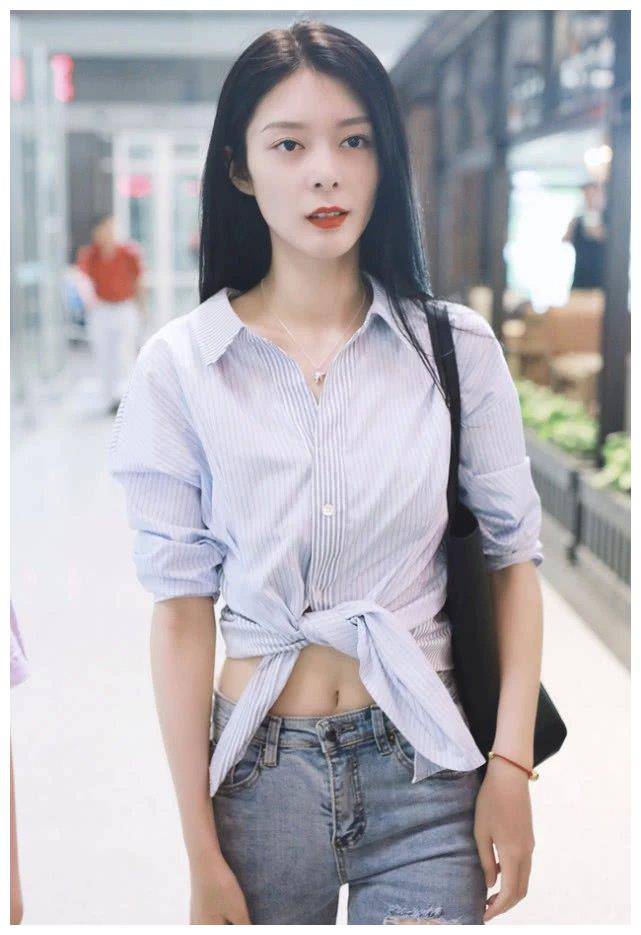 原创傅菁的腿绝了踩着薄如纸片的人字拖却比我穿高跟鞋的腿还长