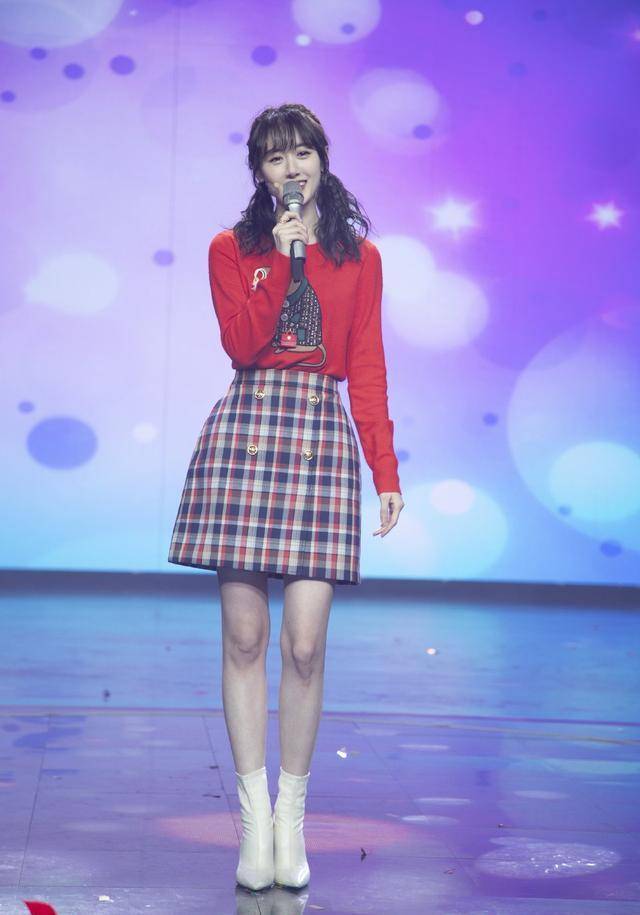 原创老九门中她是张艺兴老婆今穿黄色t恤配网眼裤元气十足