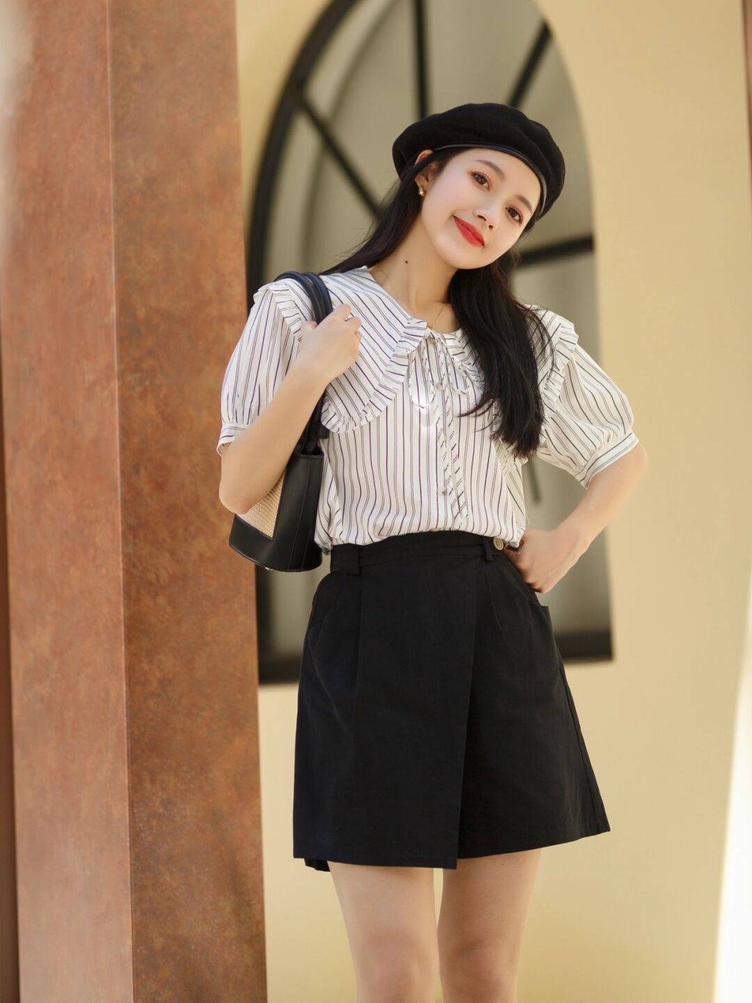 原创今夏流行复古学院风穿搭条纹衬衫搭配黑色短裤通勤又减龄