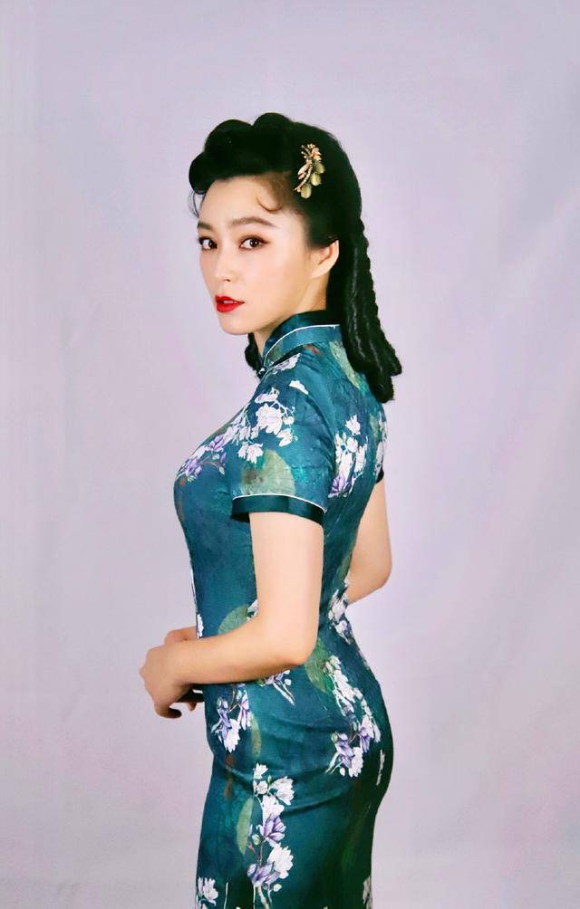 她是范冰冰的替身,如今逆袭成女一,穿旗袍美得明艳又大气!