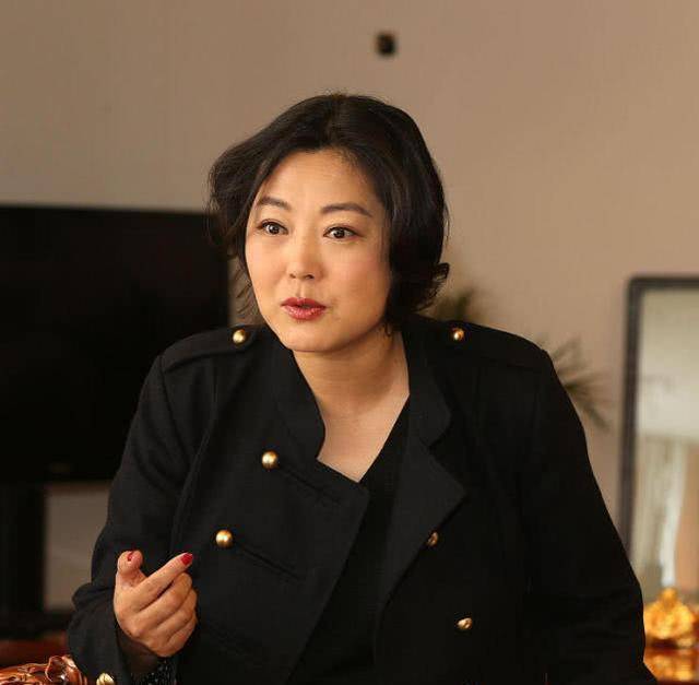 原创王茜华49岁还演傻白甜胖到衬衫快崩开当女主只因老公是导演