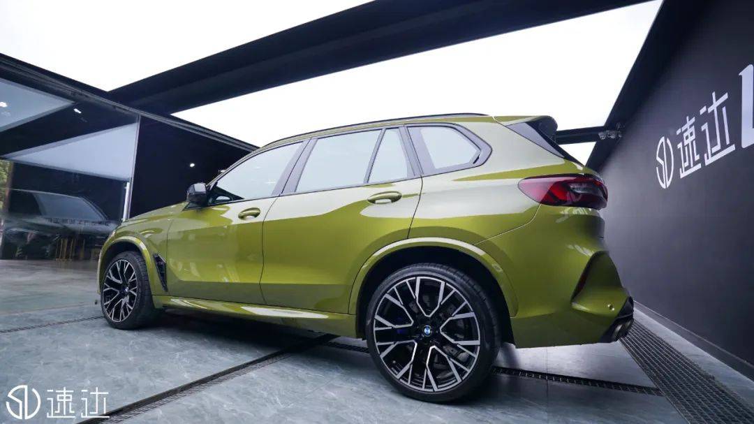 宝马x5m改色战斗绿