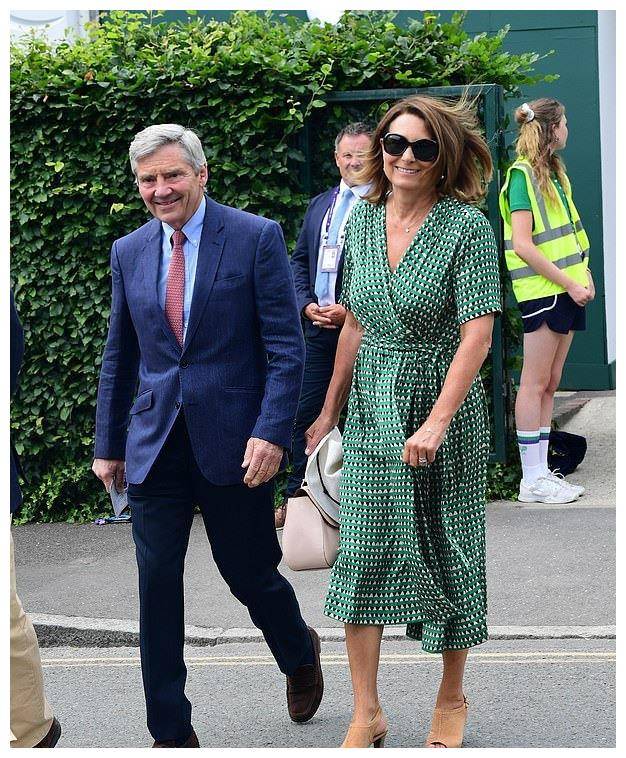 原创凯特父母再次看温网63岁凯特妈妈穿清新绿裙撞衫女儿竟然稳赢