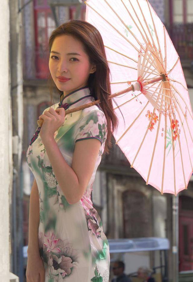 生活中的王钟瑶也有着惊艳的旗袍造型,不像前面都是白色的旗袍,王钟瑶