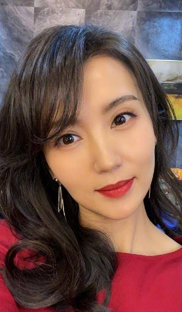 原创42岁万人迷陈好晒出近照自信面对镜头无修图颜值超高