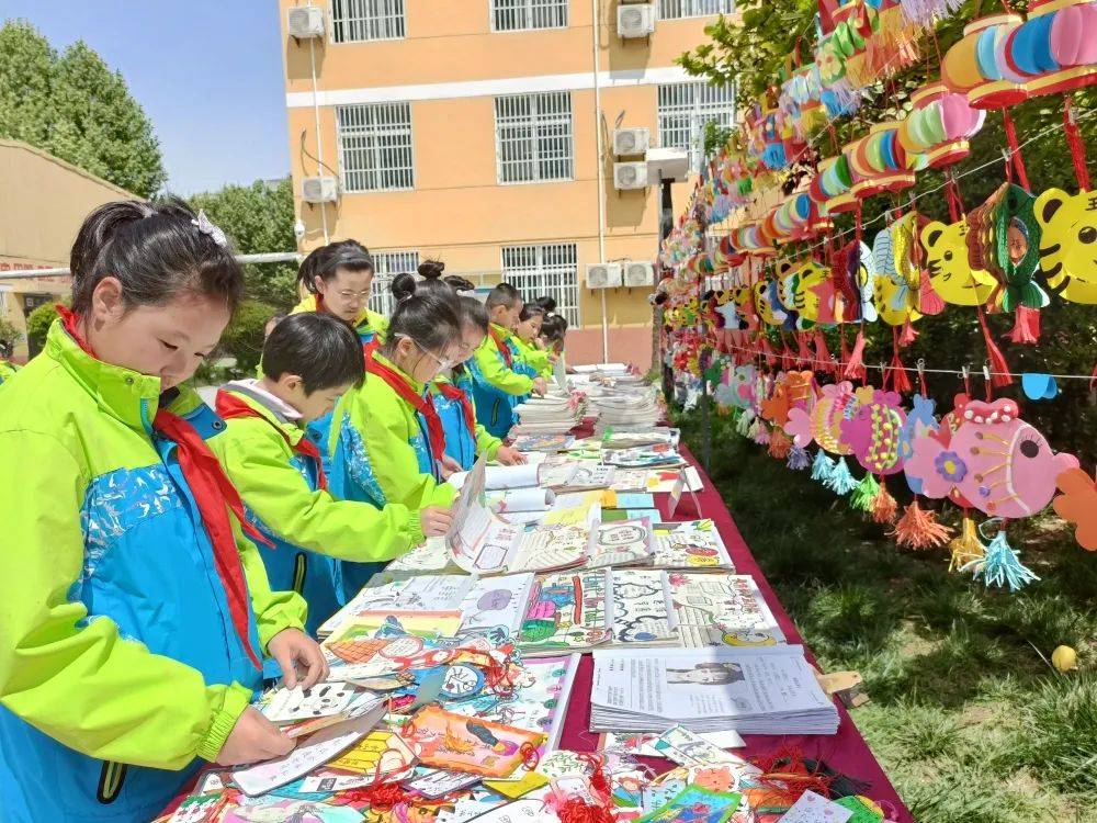 蓝田县北关小学举办优秀作业展评,体现了孩子们积极的