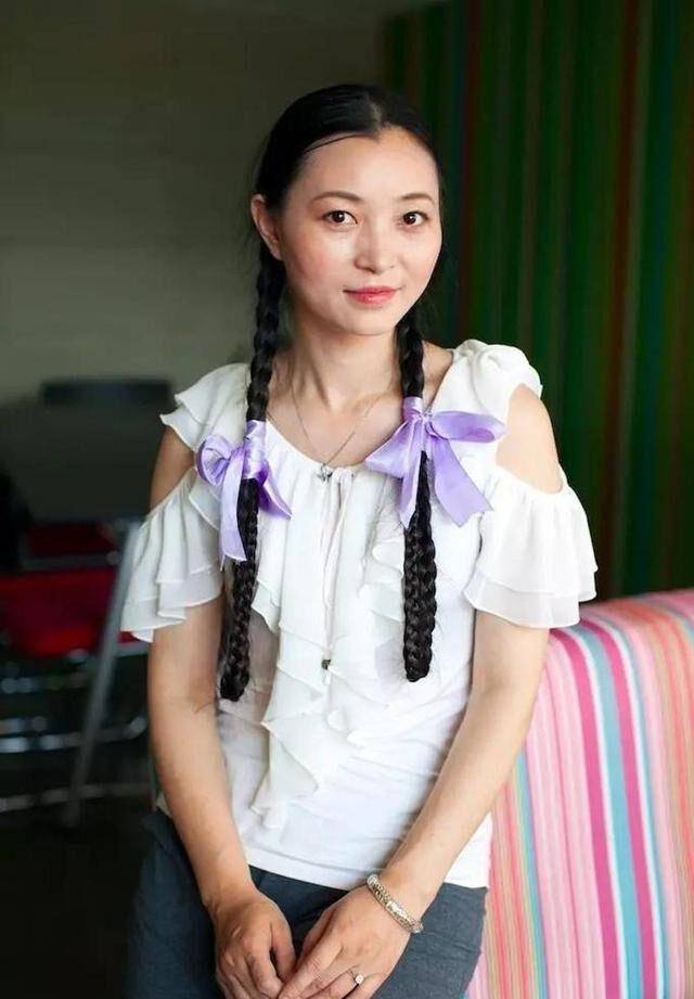 李微漪中国第一狼女十年前卖房救狼养狼十年后与狼再相逢