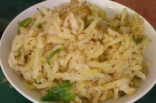 洋芋擦擦吃油,多放点油好吃,油温热放入花椒,炸出香味后,将花椒捞出来