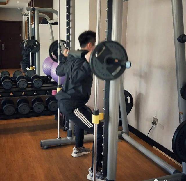 35岁郑恺近照曝光:为拍片暴增40斤,再减回肌肉男,这也太开挂了_训练