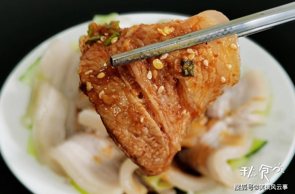 今天我們用豬肉來做一道爽口開胃又解饞的美食,這道美食就是蒜泥白肉