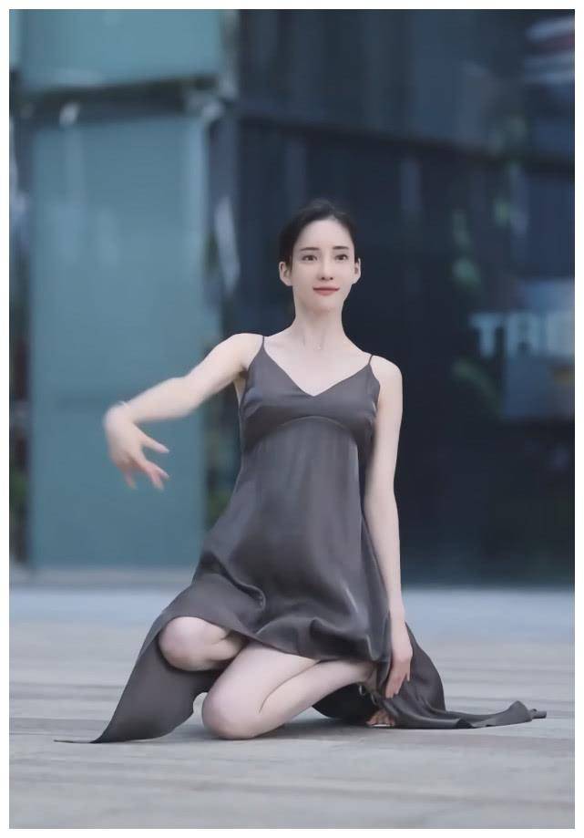 街头突然走红一款"燕尾裙",网红潘南奎穿上起舞,可以出道了!