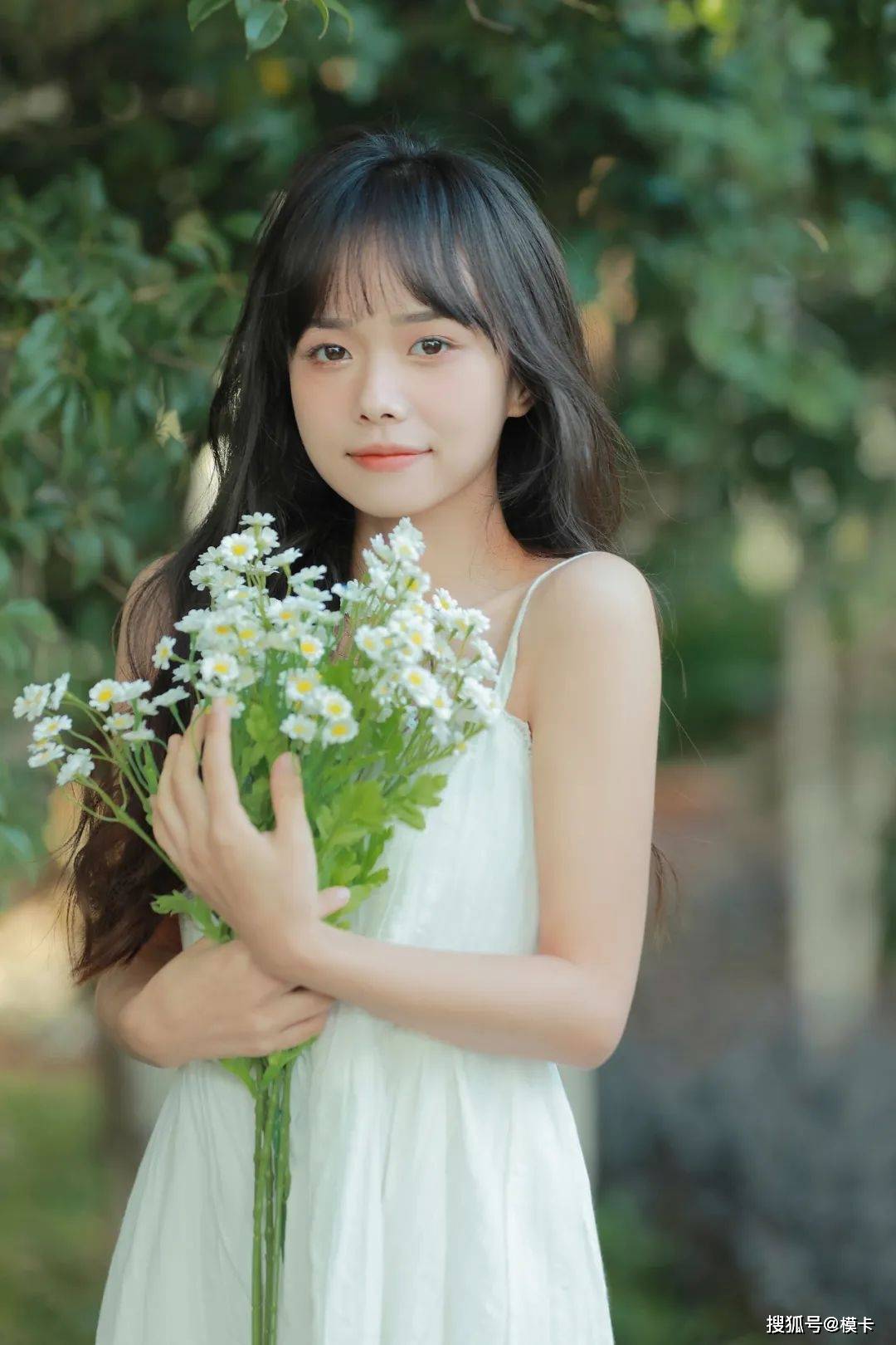 央央:20岁,苏州模特,阳光可爱,艺术感浓烈_嘉宾_通告_什么