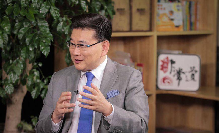 大家还记得吗?著名主持人曹可凡出演了《老中医》里面的吴雪初.