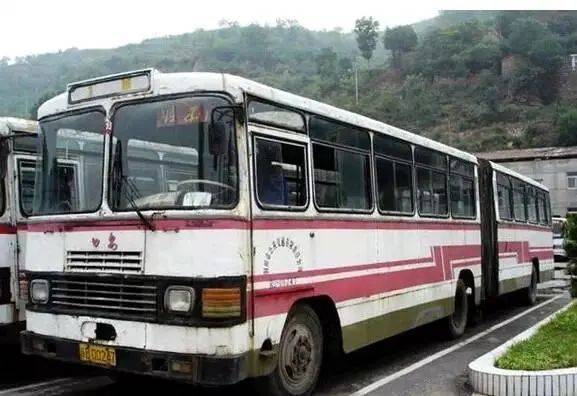 说是大巴车吧,其实就是90年代的1路公共汽车,有两节车厢中间有个帆布