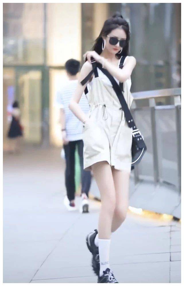 晨妍终于不穿马丁靴黑液体鞋搭牛奶袜腿白得像涂了奶粉