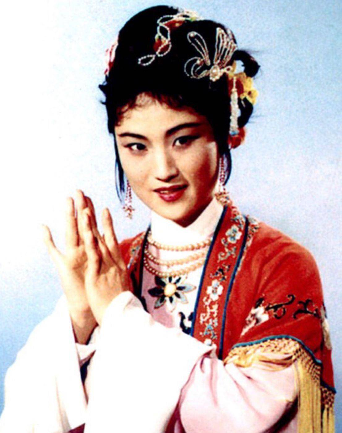 95岁王文娟老得优雅,穿唐装配一头银发端庄高贵,活成奶奶辈典范_旗袍