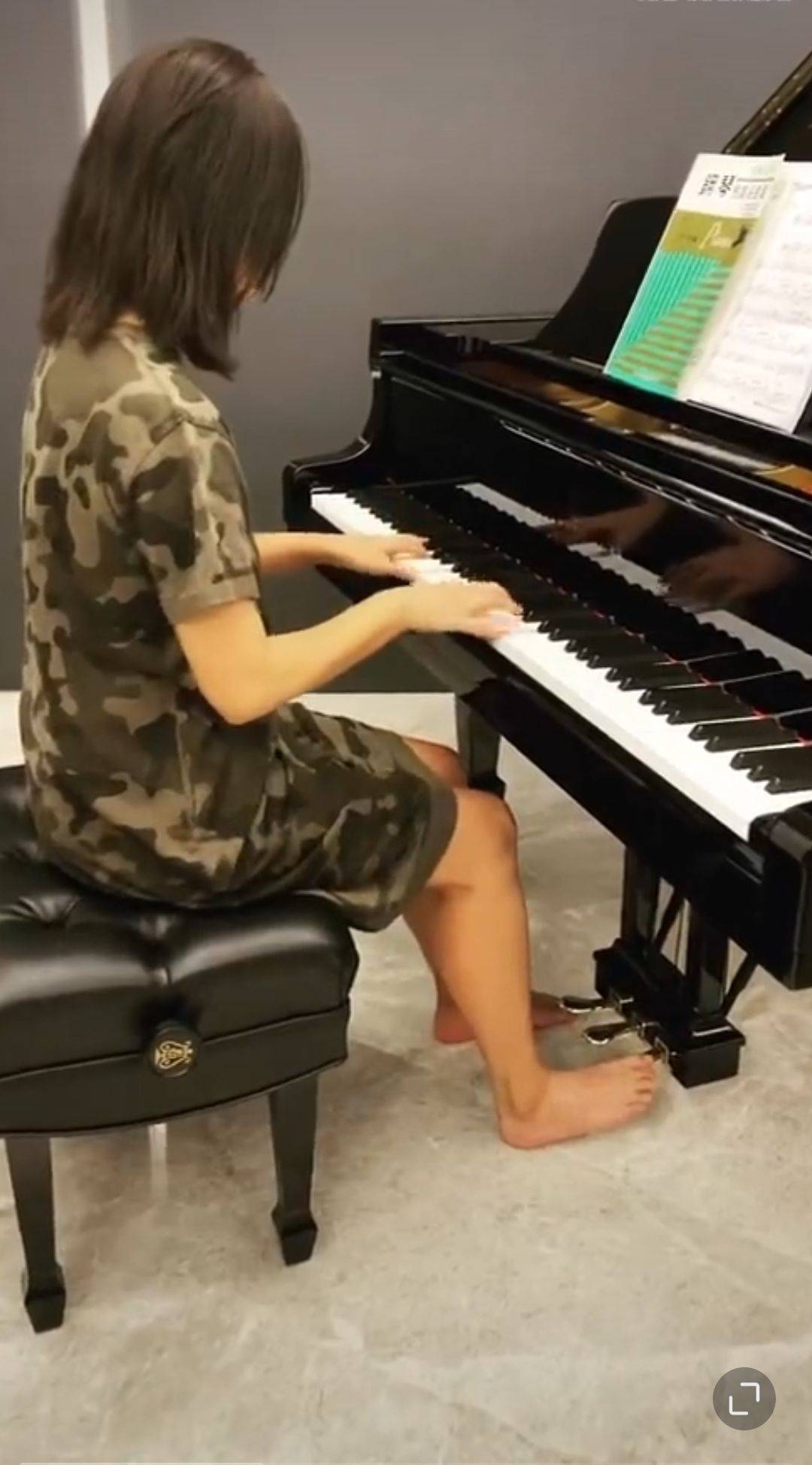 徐静蕾瘦好多!久违晒照光脚在豪宅弹琴,瘦成锥子脸太像朱珠了