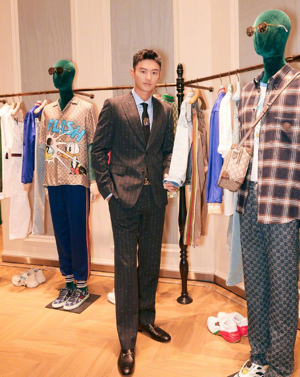 原创游泳名将宁泽涛近照曝光条纹西装英挺优雅小麦肤色阳光硬朗