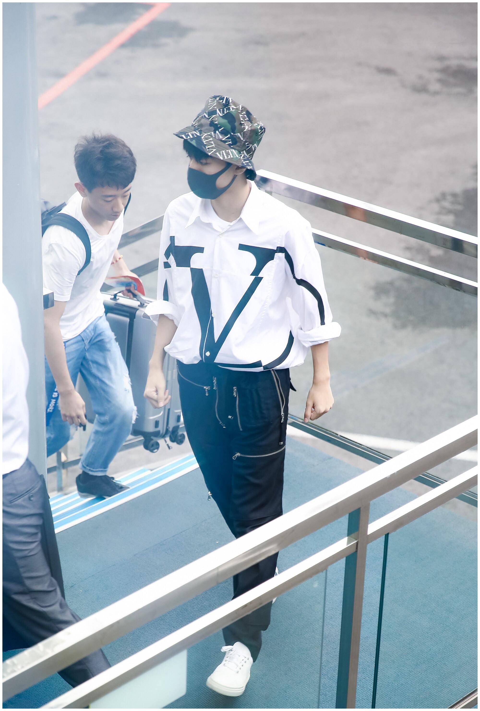 原创被19岁王俊凯撩到白衬衫配工装裤清爽帅气是校草本人没错了