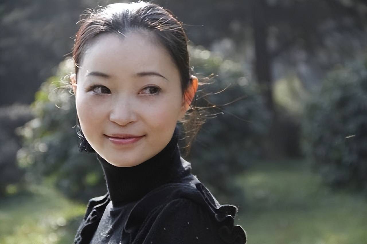 李微漪中国第一狼女十年前卖房救狼养狼十年后与狼再相逢