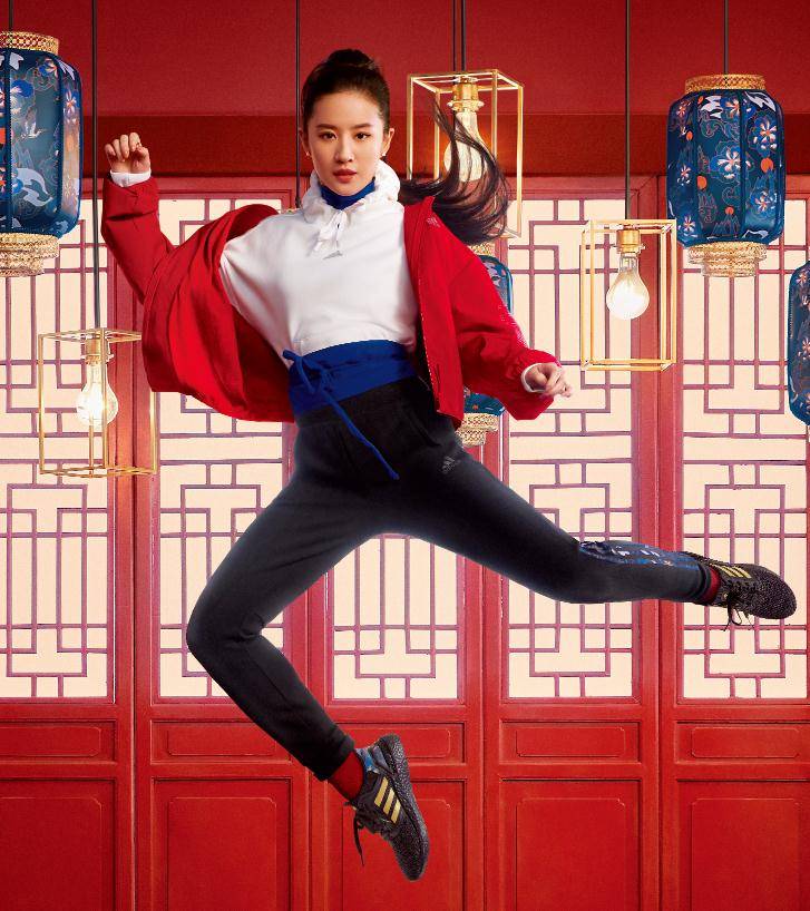 原来刘亦菲也有"缺陷"?当她换上无痕裤后,被这"多肉腿"看呆了