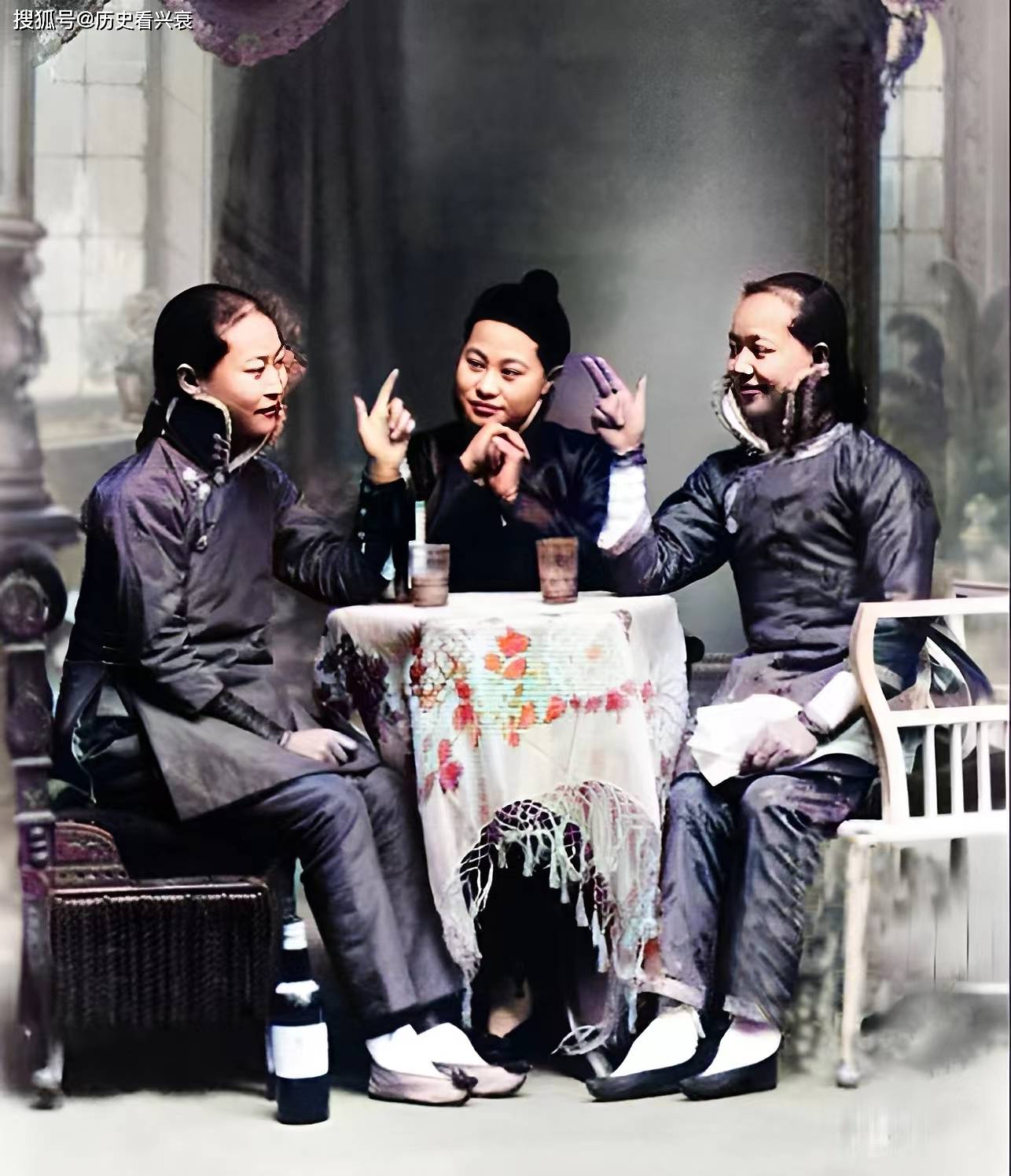 原创老照片1964年玩跑马城游戏的农村小孩民国时期三个年轻的姑娘