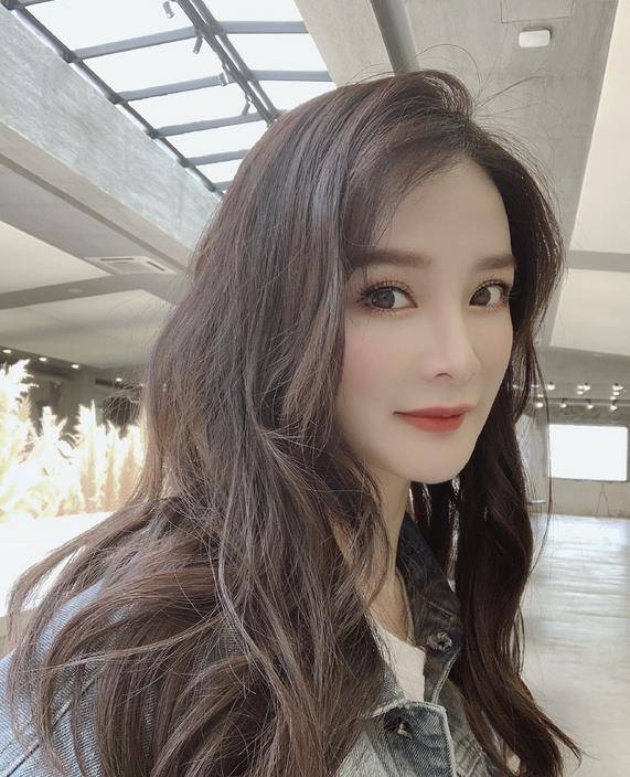 原创杨幂替身卓亨瑜晒近照儿子乖巧可爱像瓷娃娃凭明星脸嫁入豪门