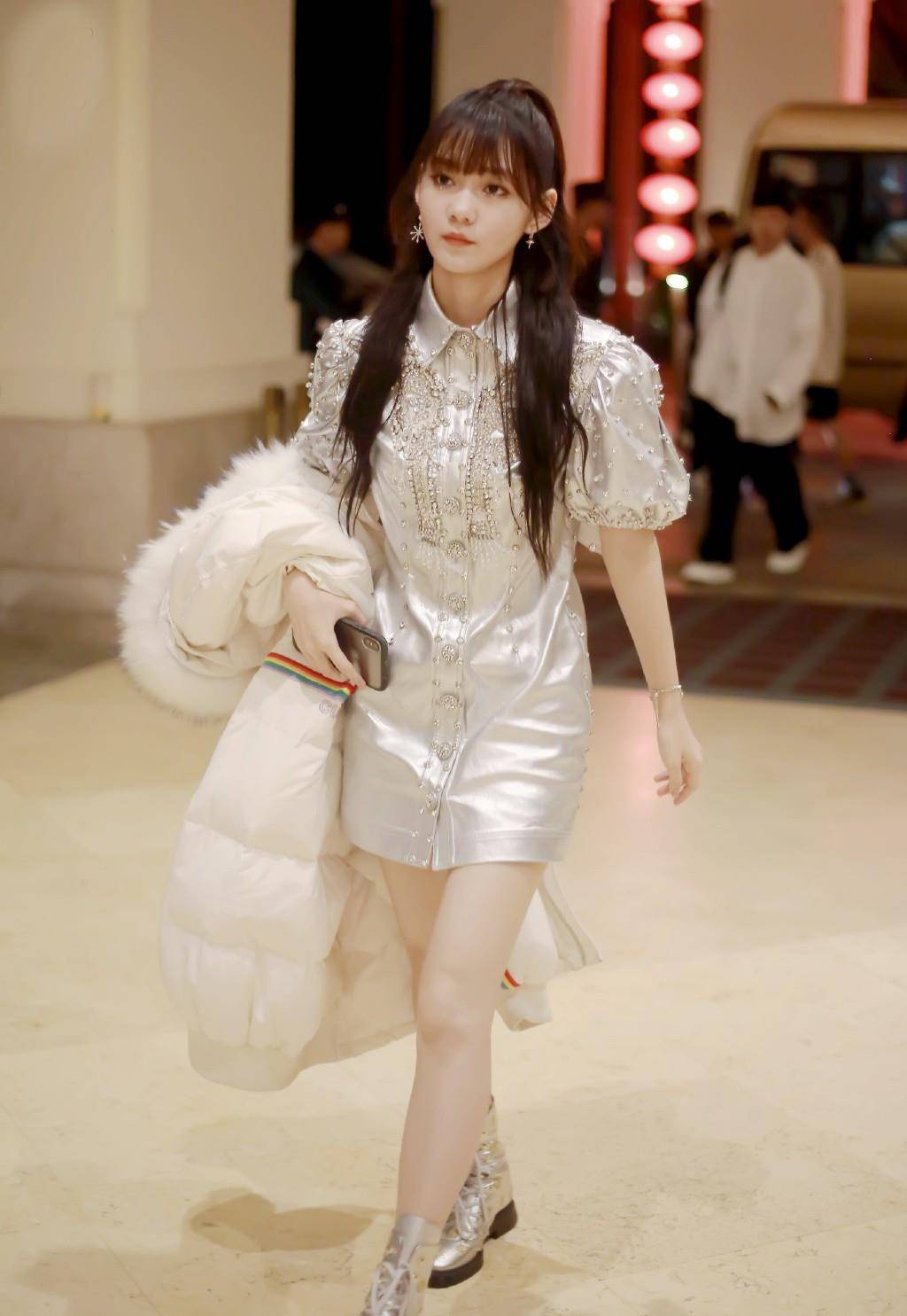 19岁段奥娟现身机场,穿蓝色条纹衬衫配牛仔裤,尽显清新甜美