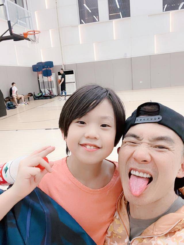 他的教育方式更值得称赞,曾鼓励儿子留3年长发_健身_刘宇恩_爸爸