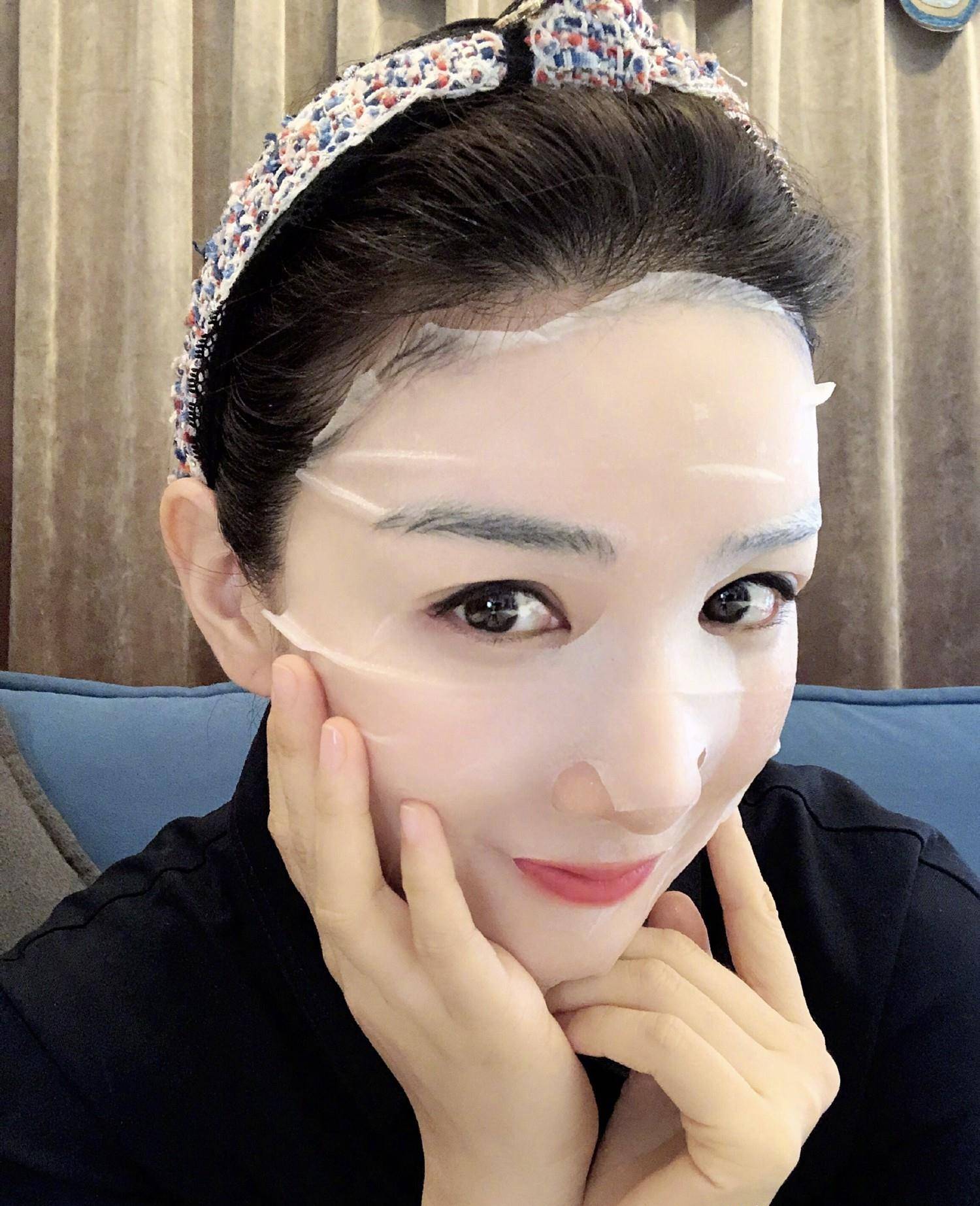 原创42岁黄奕宅家制作奶茶近照皮肤保养得当7岁女儿铛铛成小助理