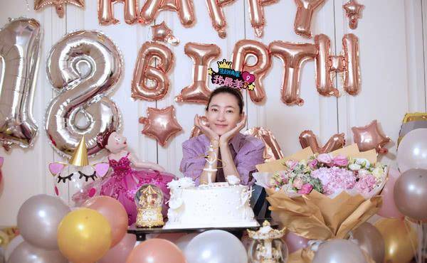 原创单身实锤35岁王丽坤素颜晒生日照手捧鲜花比花娇手上未戴戒指