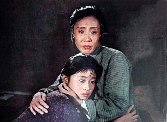 1982年,王玉梅老师搭档八一厂老戏骨高保成,联袂主演了电影《内当家》