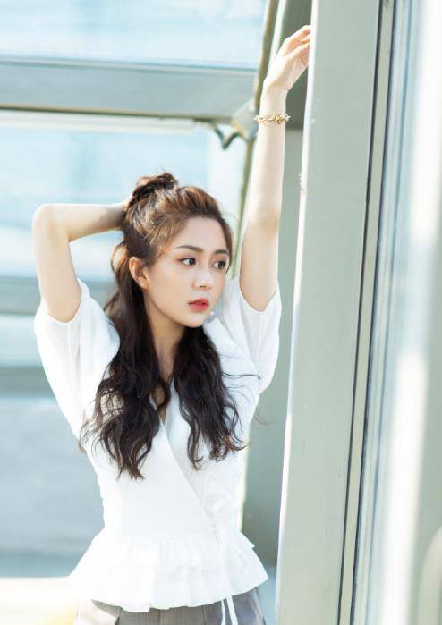 白色一直是很百搭的一个颜色,像汤敏这样搭配一个浅灰色的裤子就很