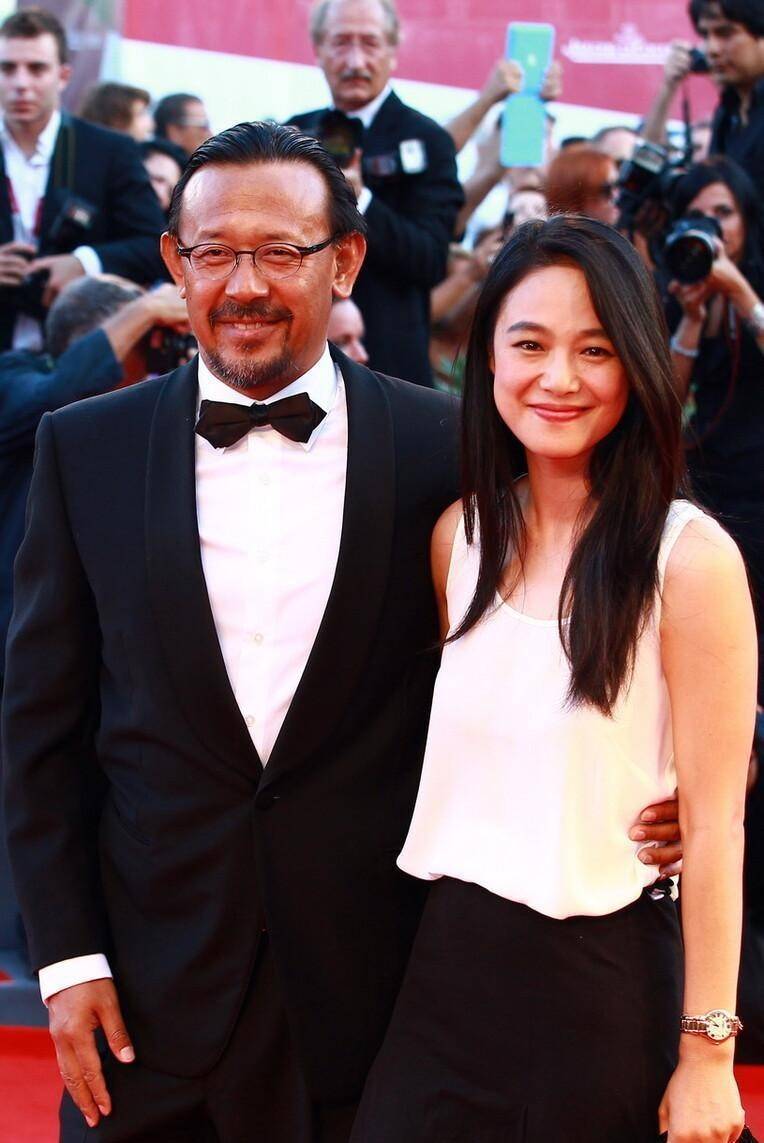 姜文和现任妻子真挺般配的,走红毯穿的和逛菜市场一样,真接地气