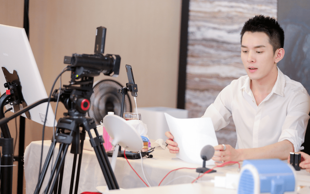 李佳琦直播间人气下滑,本人也忍不住来蹭热度_健身_网友_周杰伦