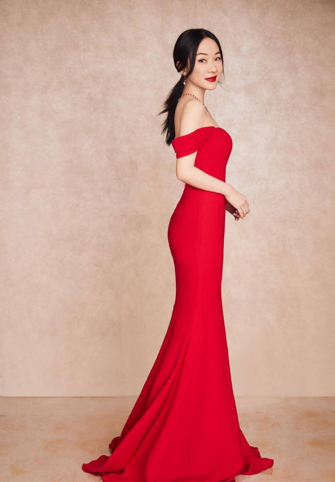 佟丽娅真美,格纹拖尾裙子优雅俏皮,白色绣花裙难掩仙气_活动_礼服