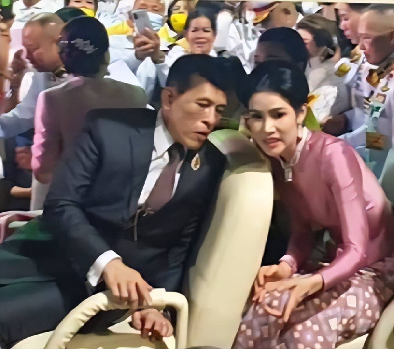 苏提达结婚三年了一身粉色与老公坐观光车上没有诗妮娜真幸福