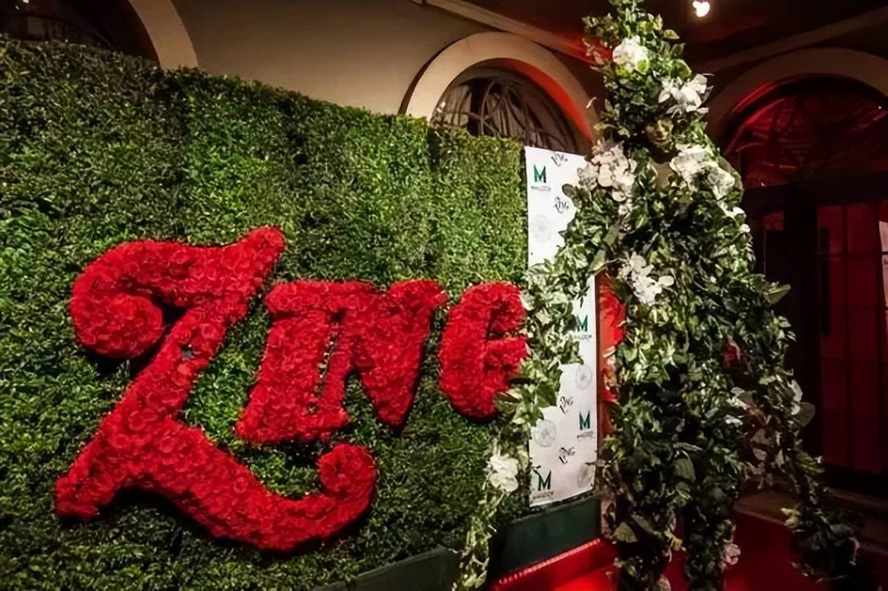 花艺签到可以是在花背景板墙完成,通过插花最终拼成和活动主题相关的