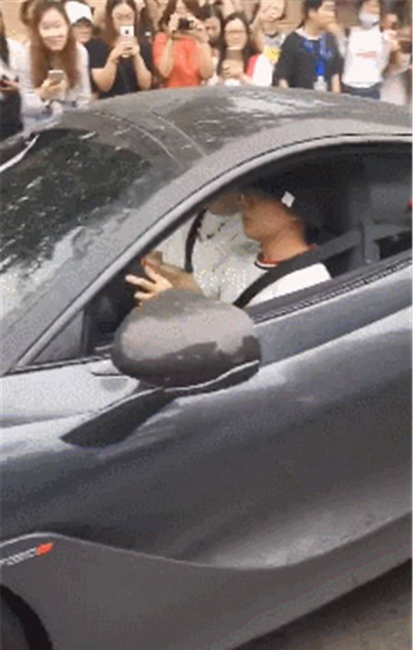 郭麒麟开豪车被偶遇遭粉丝调侃终于知道爸爸的快乐了