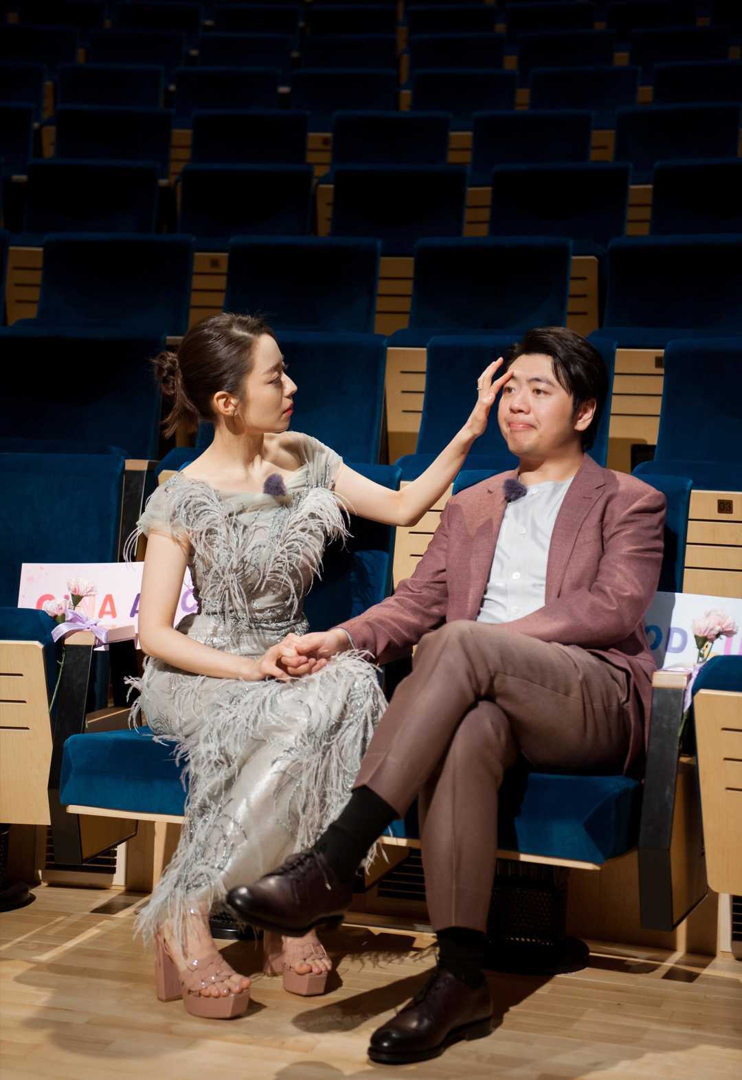 原创郎朗娇妻吉娜爱丽丝身材厉害穿灰色羽毛裙这比例真实存在