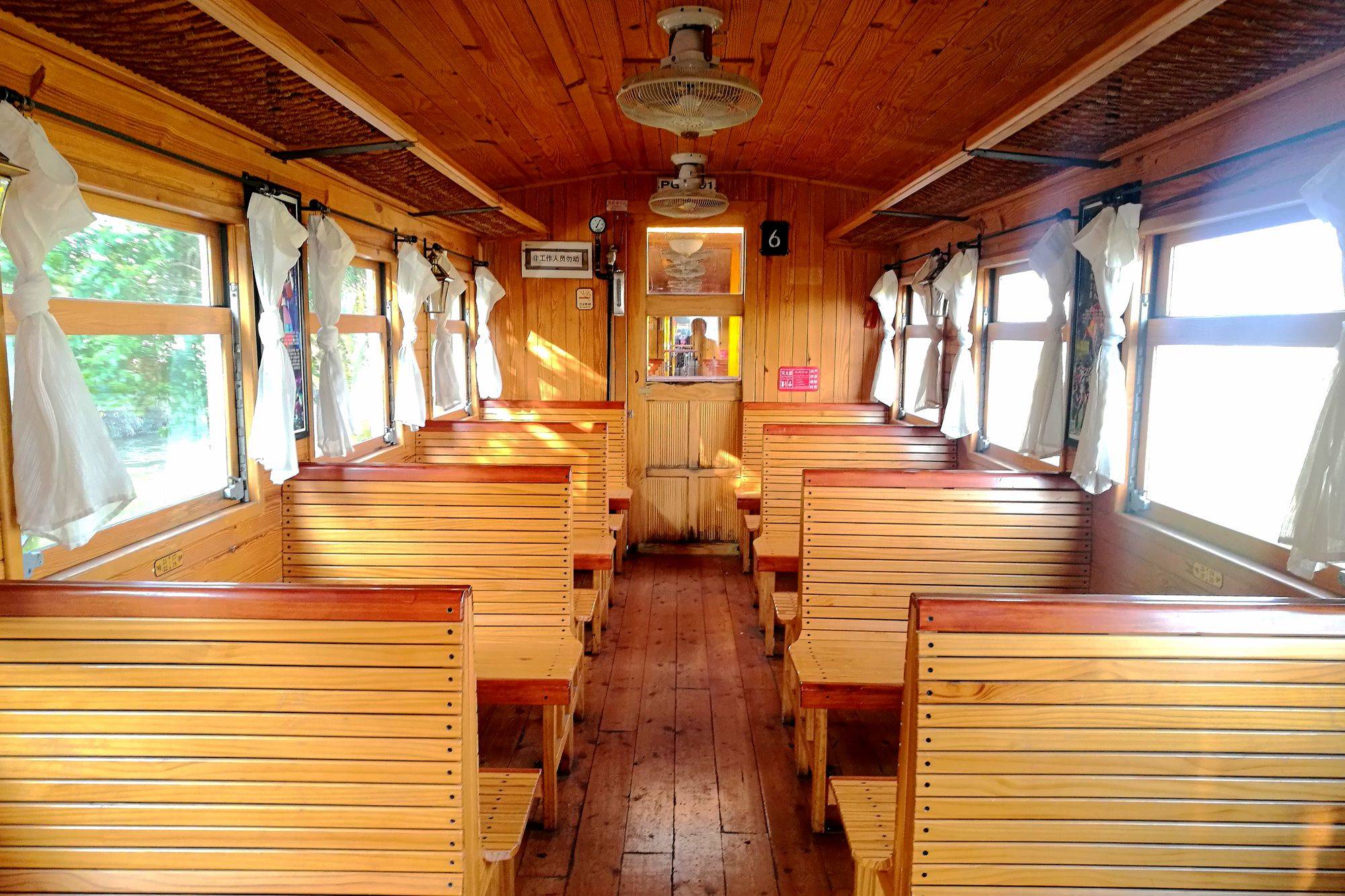 原创云南建水古城百年小火车被称为铁路的活化石深得游客喜爱