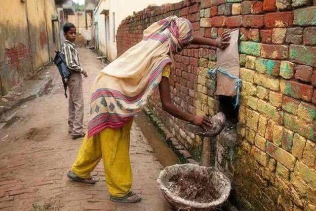 印度女人上完厕所，为何从来不用手纸擦？看完当地风俗习惯明白了